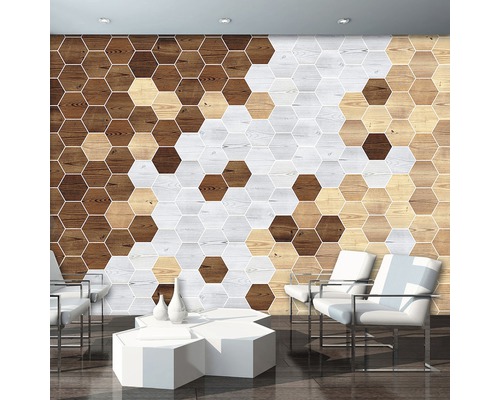 Wohnraum mit Wandpaneelen in Hexagonform und Holzoptik, ergänzt durch Sessel und einen Couchtisch