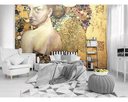 Schlafzimmer mit Wandbild im Stil von Gustav Klimt, Bett und Möbeln
