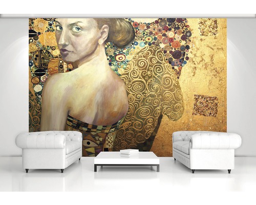 Wohnraum mit einer Fototapete mit einem Frauenportrait im Stil von Gustav Klimt