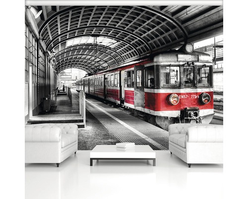 Fototapete mit Zug am Bahnsteig im Schwarz-Weiß-Stil mit roten Akzenten