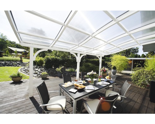 Terrasse mit Terrassenüberdachung, Gartentisch und Stühlen