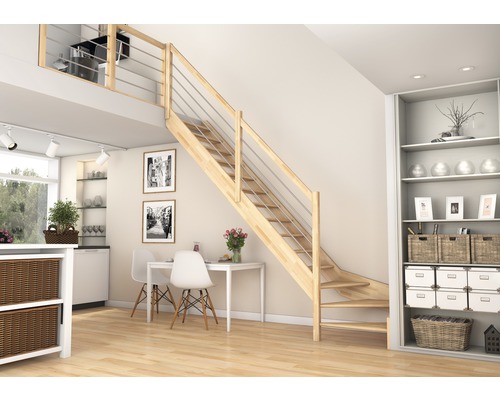 Helle Wohnungseinrichtung mit Holztreppe und Edelstahlgeländer