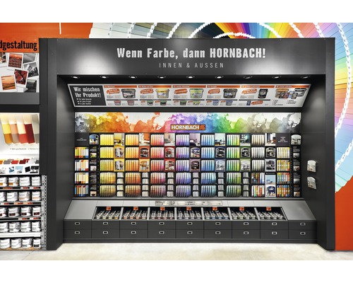Farbmischregal im Hornbach Markt mit Farbmustern und Farbauswahl