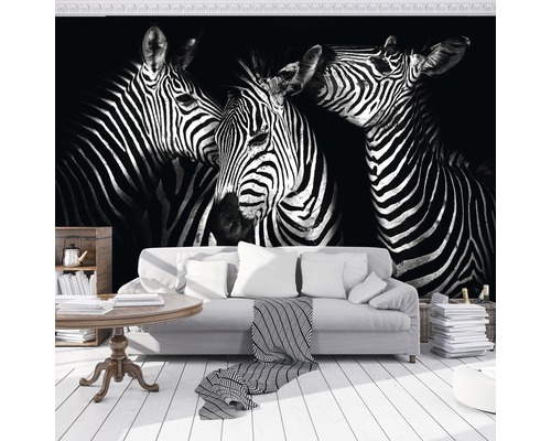 Wohnzimmer mit Fototapete mit Zebra-Motiv, Sofa und Holztisch