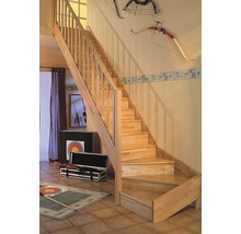Holztreppe mit Geländer im Wohnbereich