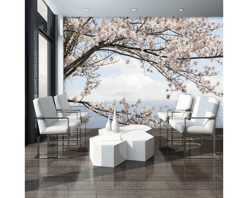 Wohnzimmer mit Fototapete mit Kirschblütenmotiv, Sesseln und Tisch