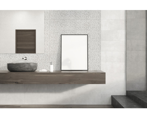Modernes Badezimmer mit Waschbecken, Spiegel und Fliesendesign