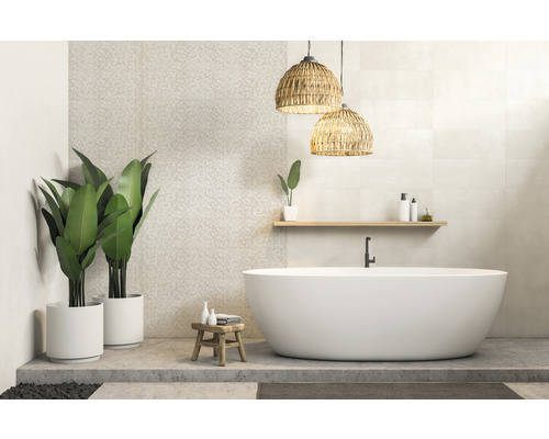 Helles Badezimmer mit freistehender Badewanne, Pflanzen und dekorativen Lampen