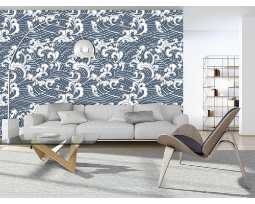 Wohnzimmer mit Sofa, Stuhl und Tapete mit Wellenmuster