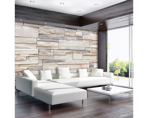 Wohnzimmer mit Steinwand, Sofa und Tisch