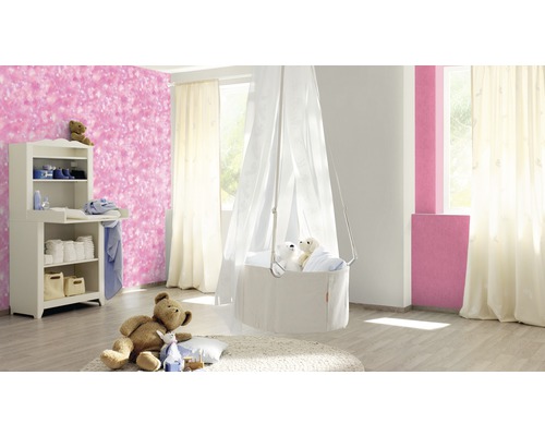 Helles Kinderzimmer mit Wickelkommode, Babywiege und Teddybär