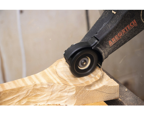 Arbortech Logo. Fräse in Verwendung an einem Werkstück aus Holz.