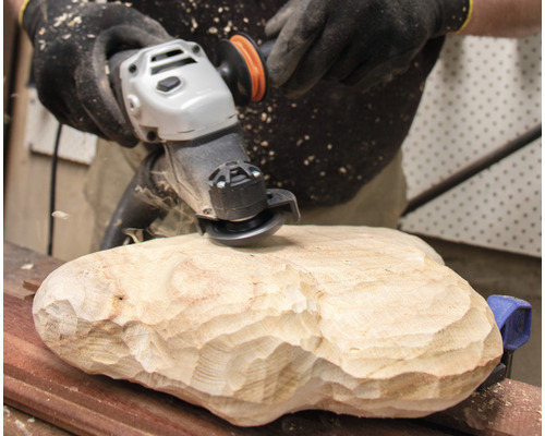 Holzbearbeitung mit Winkelschleifer an Werkstück.