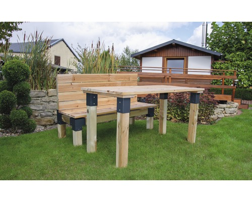 Holztisch und Bankgarnitur im Garten