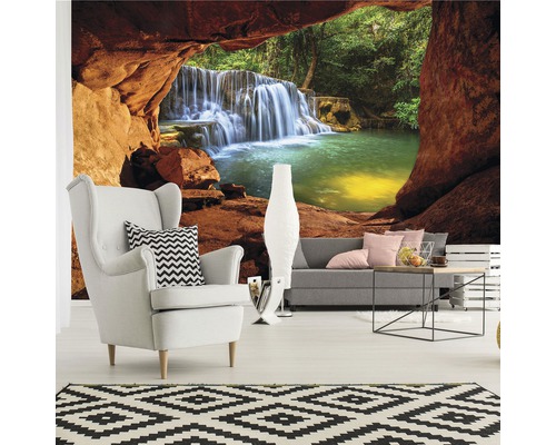 Wohnzimmer mit Fototapete eines Wasserfalls