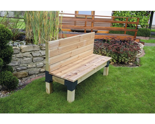 Holzbank im Gartenbereich