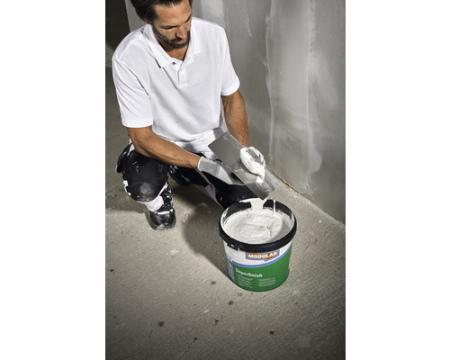 Handwerker mit Spachtel und Eimer Modulan Superfinish Spachtelmasse