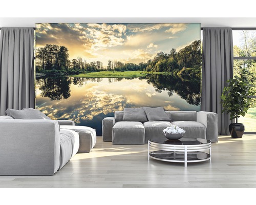 Wohnzimmer mit Fototapete, die einen See und Bäume zeigt.