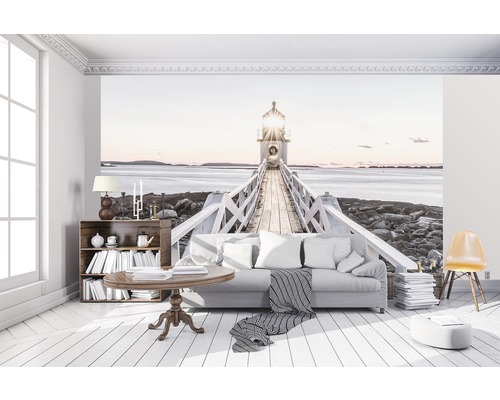 Wohnzimmer mit Fototapete, die einen Steg zu einem Leuchtturm zeigt