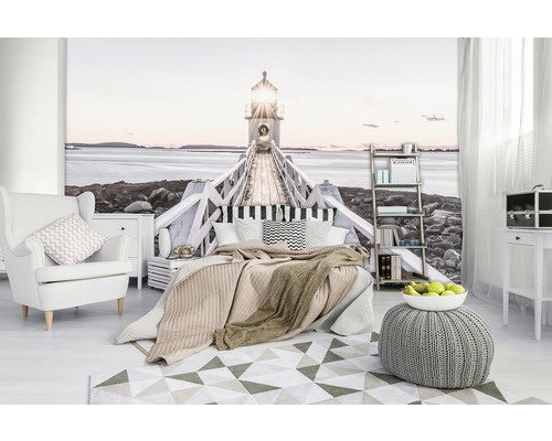 Helles Schlafzimmer mit Fototapete Leuchtturm und weißem Mobiliar