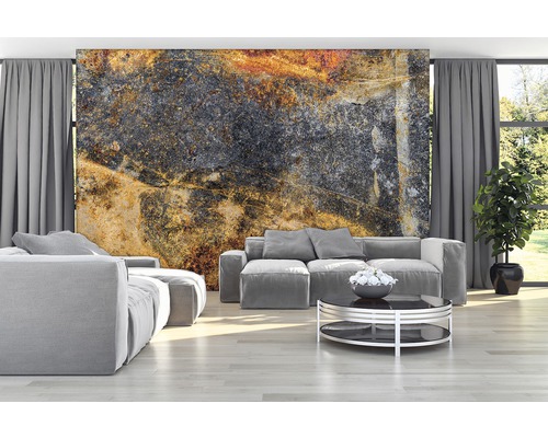 Wohnzimmer mit grauen Sofas und einer Fototapete mit Steinmuster