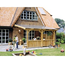 Familie genießt Zeit auf der Terrasse mit Holzüberdachung im Garten