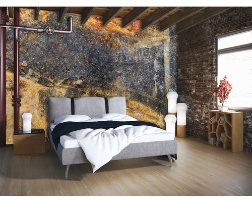 Schlafzimmer mit Doppelbett, Nachttisch, Regalen und Wandgestaltung in Steinoptik