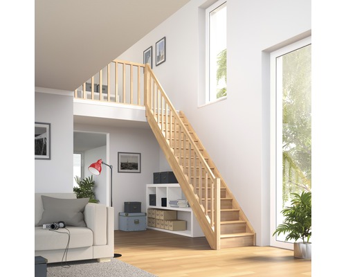 Helle Holztreppe in einem modernen Wohnraum mit hohen Decken und grossen Fenstern.