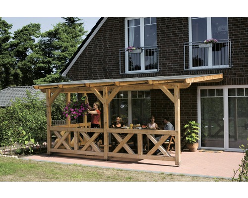 Brüstung Andreaskreuz SKAN HOLZ 220 x 84 cm, Douglasie, natur Überdachte Holzterrasse mit sitzenden Personen und einer Frau, die Blumen gießt
