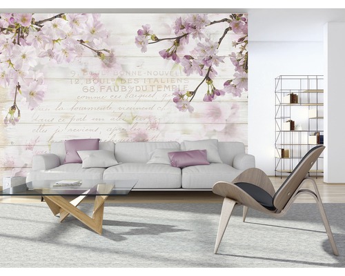 Wohnzimmer mit Fototapete Kirschblüten, Sofa, Stuhl, Tisch und Regal