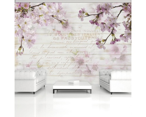 Wohnzimmer mit Fototapete Kirschblütenmotiv und Chesterfield Sofas