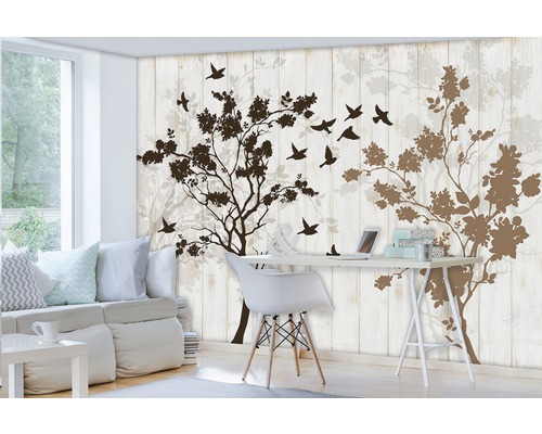 Wohnraum mit Fototapete mit Baum und Vogelsilhouette