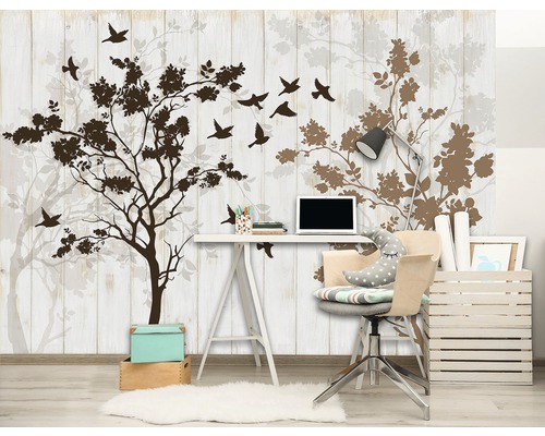 Büro mit Fototapete mit Baum und Vögeln, Schreibtisch und Bürostuhl