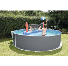 Aufstellpool mit Volleyballnetz und zwei Personen, die im Pool spielen