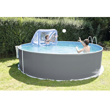 Aufstellpool mit zwei spielenden Personen und einem Wasserballtor im Garten.