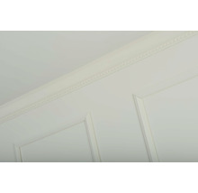 Detailansicht einer Wand mit Zierleisten und Paneelen