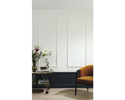 Dekorativer Raum mit Wandpaneelen, Barwagen und Sessel