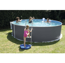 Aufstellpool mit Badeleiter und spielenden Kindern im Garten