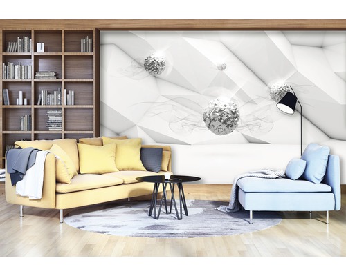 Wohnzimmer mit gelbem Sofa, blauem Sessel, schwarzem Beistelltisch und geometrischer Tapete