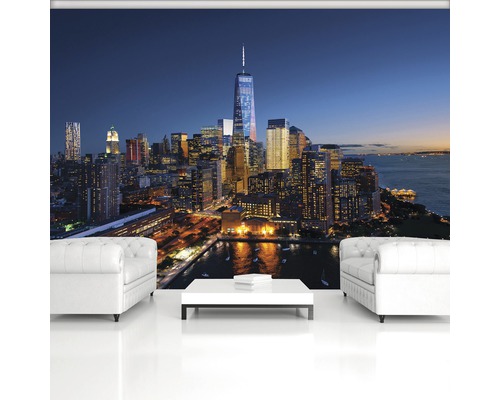 Wandbild mit Skyline von New York in einem hellen Wohnraum mit Möbeln