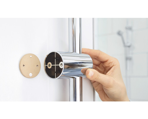 Installation einer Duschstange aus Metall im Badezimmer