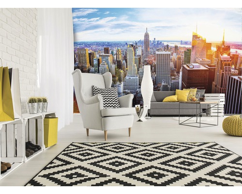 Wohnzimmer mit New York Skyline Tapete, Teppich mit geometrischem Muster, Sessel und Sofa