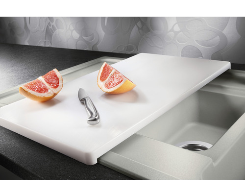 Spüle mit Schneidebrett, Messer und Grapefruit