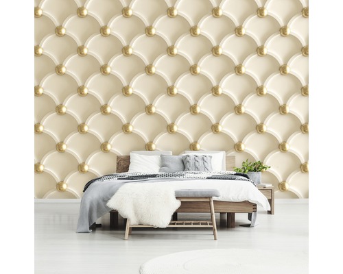 Schlafzimmer mit Tapete im Halbkreisdesign und goldenen Akzenten