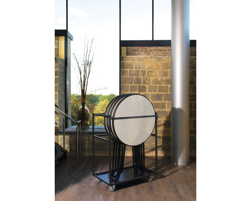 Runde Klapptische auf einem Transportwagen in einem Raum.