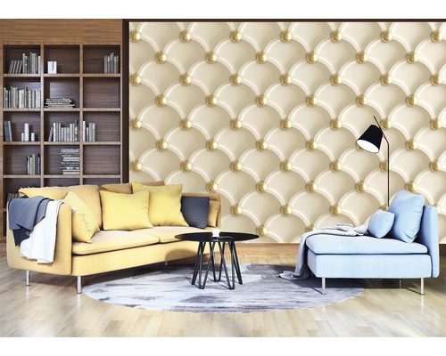 Wohnzimmer mit dekoriertem Hintergrund und Möbeln