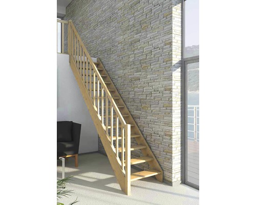 Holztreppe mit Geländer an einer Steinwand in einem hellen Raum.