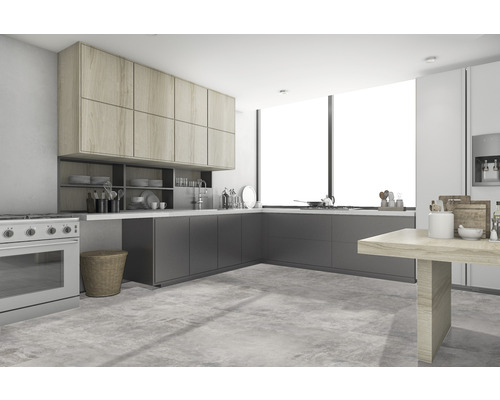 Helle Küche mit Küchenschränken, Kochfeld und Esstisch.