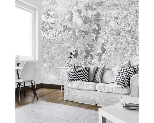 Wohnzimmer mit Sofa, Tisch, Stuhl, Lampe und Wandtapete in Betonoptik