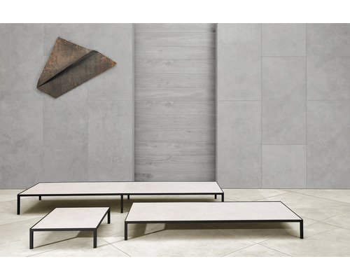 Szene mit mehreren rechteckigen Couchtischen, Wandfliesen und dekorativer Wandkunst